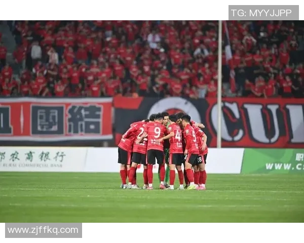 成都足球队以53分稳居精英赛积分榜首位展现强劲实力